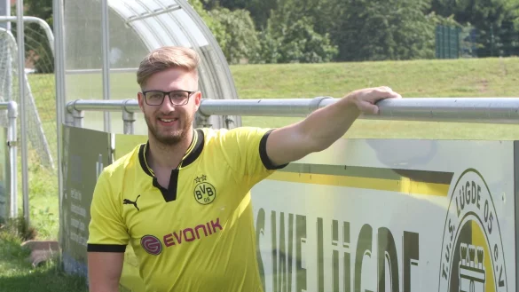 Gelb-schwarz meets gelb-bau: BVB-Anh&auml;nger Nils Nehrig vor einer Bande im Stadion. - &copy; Sebastian Lucas