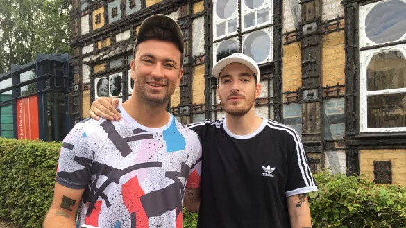 Rapper Casper (rechts) ist derzeit auf Tour. Einen regul&auml;ren Merchandise-Stand wird es auf seinem Konzert in Berlin allerdings nicht geben. Gemeinsam mit Materia (links) will er Fans vor &uuml;berh&ouml;hten Preisen sch&uuml;tzen. - &copy; Till Brand