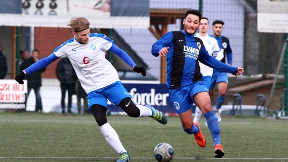 Treibende Kraft beim TBV: Doppeltorsch&uuml;tze Ali Celik (rechts) setzt entschlossen gegen Julian Wigand nach. - &copy; J&ouml;rg Hagemann