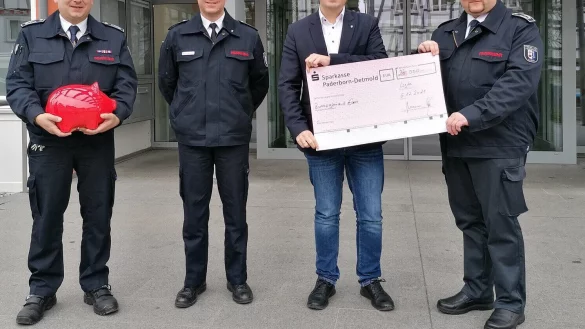 Maik Paskarbeit, stellv. Leiter der Feuerwehr (von links), Michael Schoppmeier, Leiter der Feuerwehr, Torben Blome, B&uuml;rgermeister und Marco Gr&ouml;ne, stellv. Leiter der Feuerwehr. - &copy; Stadt L&uuml;gde