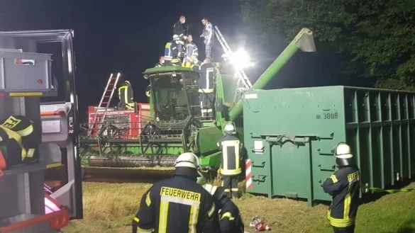 Die Feuerwehr in Schieder Schwalenberg musste eine eingeklemmte Person aus einem M&auml;hdrescher befreien. - &copy; Feuerwehr Schieder-Schwalenberg