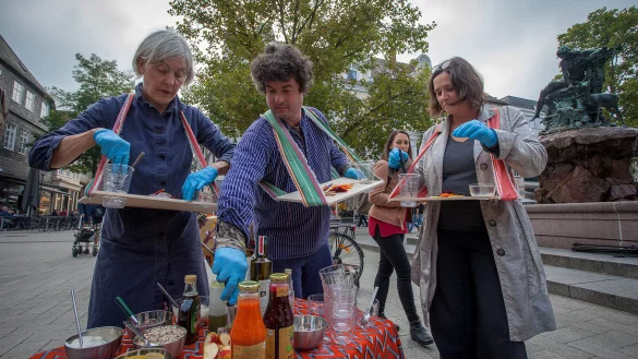 Das Künstlerduo „Klaar und Bart van der Lippe“ zeigte zum Abschluss der „B-WUSST“-Woche im vergangenen Jahr „Eat Art“ mit Angelika Fuchs. Archivfoto: Torben Gocke - © Torben Gocke