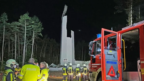 Eingest&uuml;rztes Windrad in Haltern am See - &copy; Foto: Guido Bludau/Foto Bludau/dpa