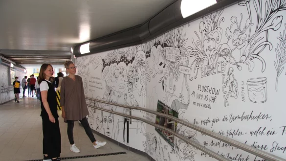 Illustratorin Nicole Sprekelmann (rechts) und Verena Haase vom Stadtmarketing begutachten ihr Werk in der Unterführung. - © Jana Beckmann