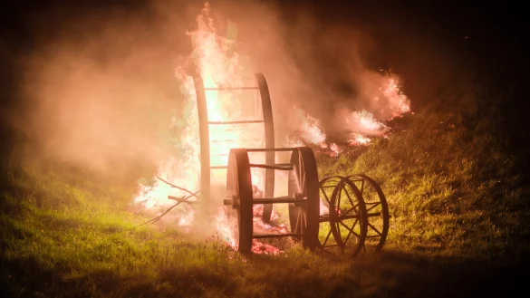 Feuerr&auml;der in Brokhausen: Das rechte Rad hat einen Durchmesser von einem Meter, das ganz linke misst 2,5 Meter. - &copy; Frank Friedrichs