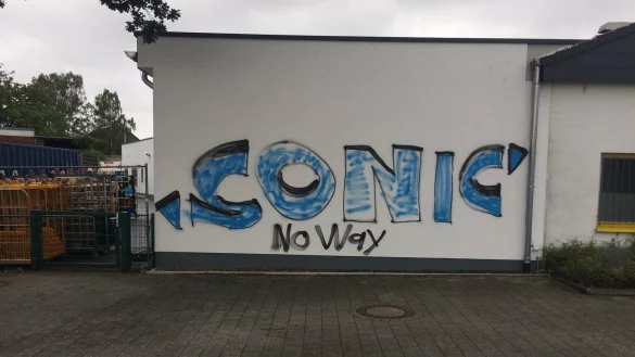 Vandalismus am Heidesportplatz in Augustdorf. - &copy; Klaus Senft