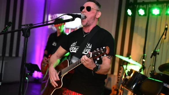 Ebenfalls alles gegeben hat auch die Band &bdquo;Hirsch.B&ouml;cke&ldquo;. Klaus K&auml;mpfer spielte Schlagzeug, Markus Niggemeier Bass, J&ouml;rg Hirschfeld war f&uuml;r den Gesang zust&auml;ndig und Gastmusiker Micha Nuchte spielte E-Gitarre. - &copy; Nicole Ellerbrake