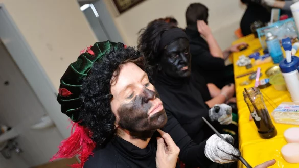 Beim Schminken: So schwarz, wie die Darstellerin im Hintergrund, werden die Zwarten Pieten nicht mehr auftreten. Die Gesichter sollen k&uuml;nftig nur noch geru&szlig;t werden, die Kost&uuml;me aber bleiben. - &copy; Archivfoto: Karl-Heinz Krull