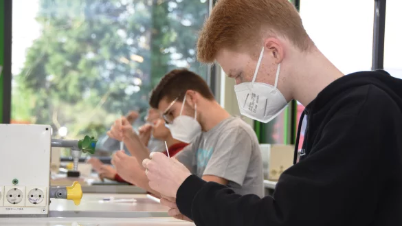 Die Oberstufensch&uuml;ler Jan Dreischmeier (vorne) und S&ouml;ren Goller benutzen vor dem Chemieunterricht am Marianne-Weber-Gymnasium einen Schnelltest. - &copy; Raphael Bartling