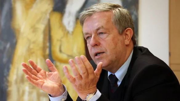 Erzählt aus einem langen Berufsleben: Manfred Klocke. Der Ur-Lipper bleibt auch nach seinem Ausscheiden bei der Ecclesia-Gruppe aktiv im Förderverein des Kindergartens Vahlhausen und im Eben-Ezer-Aufsichtsrat. - © Bernhard Preuß