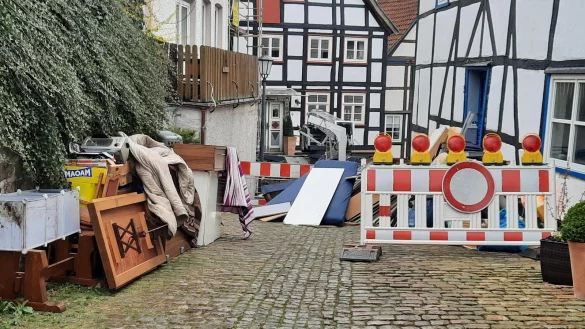 Eine nahezu komplette Wohnungseinrichtung macht Autofahrern eine Durchfahrt in der Straße „Klingenberg" in Schwalenberg unmöglich. - © Michaela Weiße(LZ)