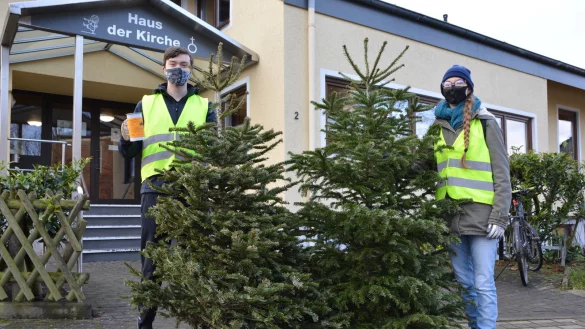 Christian M&ouml;hrke und Julia Diestelhorst geh&ouml;ren zu den Laufteams der Jugendlichen, die am Wochenende in Bechterdissen, Asemissen und Greste-West die ausrangierten Weihnachtsb&auml;ume eingesammelt haben.&nbsp; - &copy; Karin Prignitz