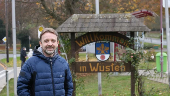 Ortsausschutzvorsitzender Sebastian Hokamp an der Insel, die ein wenig aufgeh&uuml;bscht werden soll. - &copy; Alexandra Schaller