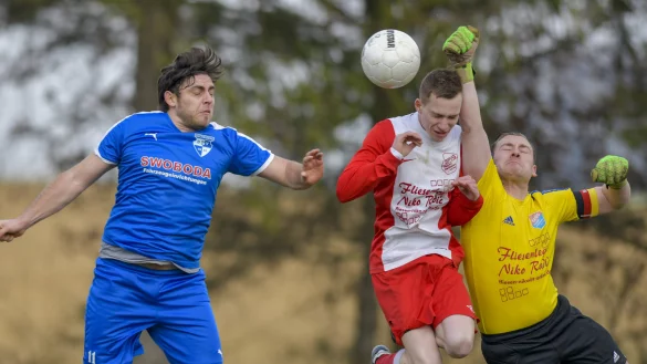 M&uuml;ssen gegen Hagen-H.,&nbsp; Karaca (M&uuml;ssen), Radic und&nbsp; Hertel
(Hagen-H.) - &copy; Egon Penner