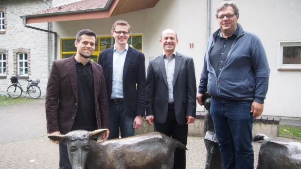 Stellen die neue Schlänger Gesamtschule vor: (von links) Rudi Penner sowie Vereins-Geschäftsführer Eduard Butt, Vorsitzender Isaak Penner und Vorstandsmitglied Walter Risto. - © Klaus Karenfeld