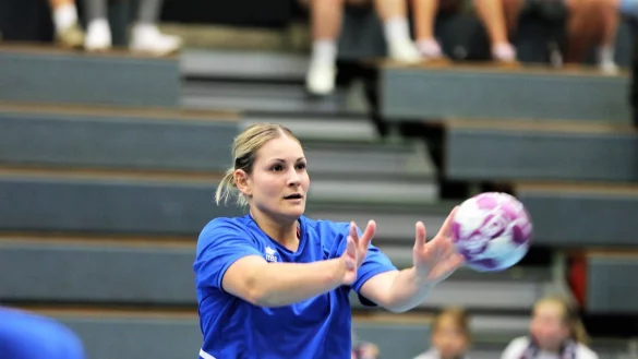 Wird vorerst nicht zum Ball greifen k&ouml;nnen: Blombergs R&uuml;ckraumspielerin Lisa Frey. - &copy; Oliver K&ouml;nig