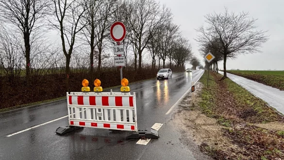 Die Schötmarsche Straße (hier die Sperre in Höhe der Straße Mühlenbrink) ist in Fahrtrichtung Lockhausen gesperrt. Und das wird drei weitere Monate so bleiben. - © Thomas Reineke