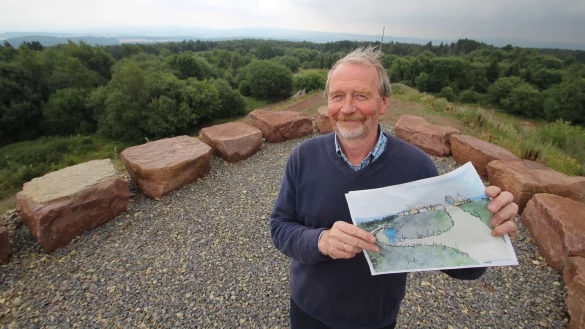 Einst Raketenstation, heute Biotop mit Fernblick: Bernd M&uuml;hlenmeier vom Nabu Lippe auf der Aussichtsplattform. - &copy; Jens Rademacher