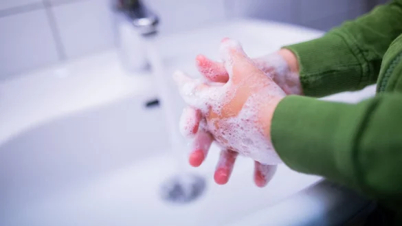 Ein Kind seift seine Finger ein - &copy; Foto: Rolf Vennenbernd/dpa/dpa-tmn