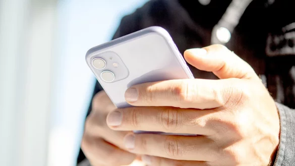 Surfen auf dem iPhone - &copy; Foto: Zacharie Scheurer/dpa-tmn