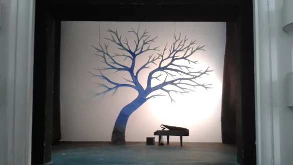 der Fl&uuml;gel unterm Kirschbaum. An diesem wird in der neuen Ballettproduktion Ruslana Pavolvska-Holowko Platz nehmen und die T&auml;nzer musikalisch begleiten. Diese zeigen Richard Lowes Choreografien &bdquo;Jahreszeiten" und &bdquo;Short Silly Stories". - &copy; Foto: Landestheater