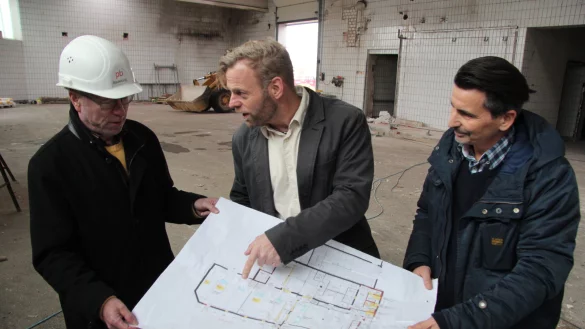 Stemmen erst ihr Projekt, dann die Hanteln: Architekt Paul-August Stüker und die beiden „Buena Vista"-Geschäftsführer Thomas Kruse und Kay Hartmann (von links) bauen im alten Schlachthof ein Fitnessstudio. - © Till Brand
