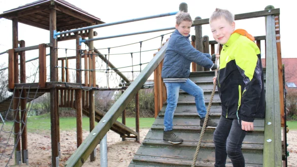 Florian und Johannes (von links) lieben das Mulitfunktions-Spielger&auml;t auf &bdquo;ihrem" Spielplatz &bdquo;In der Holle" in Pottenhausen. - &copy; Sandra Castrup