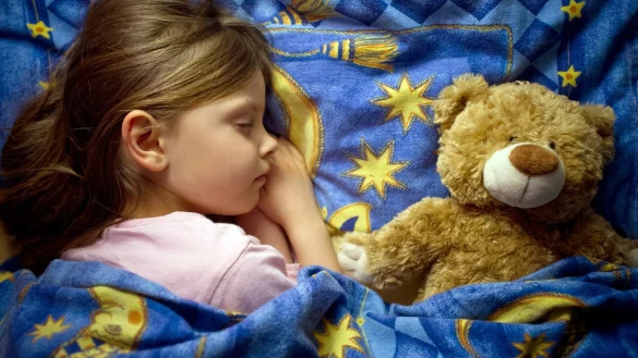 Kind schl&auml;ft - &copy; Foto: Patrick Pleul/dpa