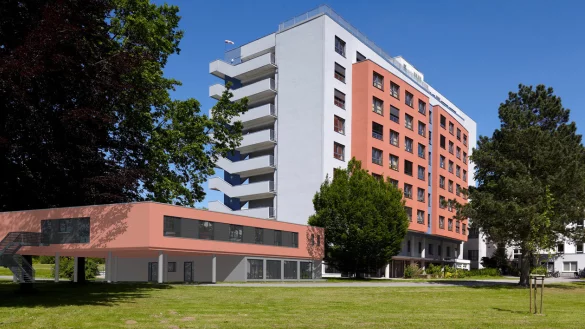 Zun&auml;chst soll am Klinikum (N&auml;he Hubschrauberlandeplatz) ein &bdquo;Intensiv-Cube" gebaut werden.Nachdem auch die Notaufnahme aufgestockt worden ist, werden Haus II und III leergezogen, abgerissen und durch einen modernen Neubau ersetzt. - &copy; Entwurf: Privat