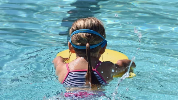 Laut Coronaschutzverordnung sind Schwimmkurse in Fünfergruppen erlaubt - doch das stellt die Verantwortlichen vor Herausforderungen. Gemeinsam suchen sie nach einer Lösung. - © pixabay.com