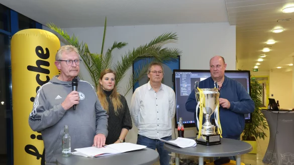 Alexandra Schmidt-Kabatas von der LZ zog die Lose. Mit im Bild (von links) Detmolds Kreisvorsitzender Gottfried Dennebier sowie Bernhard Brandt und Thomas Emmerich vom Fu&szlig;ballkreis Lemgo. - &copy; Paul Cohen