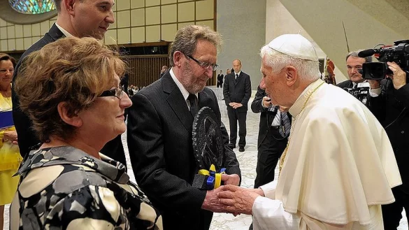 Klaus Plaszczek &uuml;berreichte es Papst Benedikt XVI. vergangenen Mittwoch in der Aula Paolo VI im Vatikan.