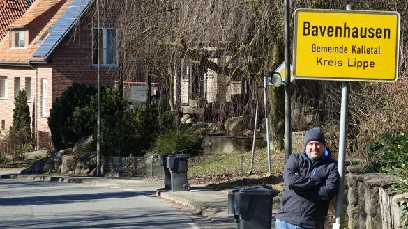 In 99 von 100 Fällen wird die Windmühle abgebildet, diesmal nicht: Mario Schleef vom Heimatverein am Orsteingangsschild. - © Axel Bürger