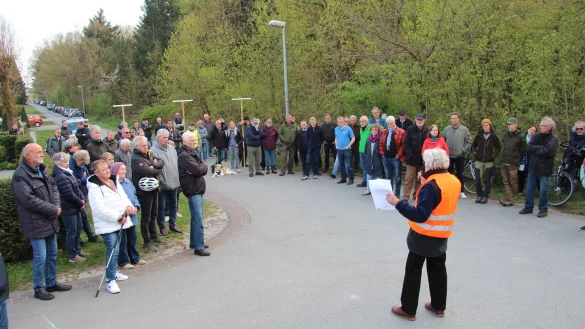 Mehr als 80 B&uuml;rger demonstrieren in Augustdorf gegen den geplanten Zaunbau rund um den Panzer&uuml;bungsplatz Stapel und den Schapeler Hof. - &copy; Nadine Uphoff