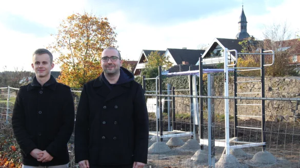 Vorsitzender Christian Klute und Jan Lippemeier vom TV Horn freuen sich &uuml;ber die neue Calistenics-Anlage in der N&auml;he des Eulenturms, die im n&auml;chsten Jahr genutzt werden kann.&nbsp; - &copy; Cordula Gr&ouml;ne