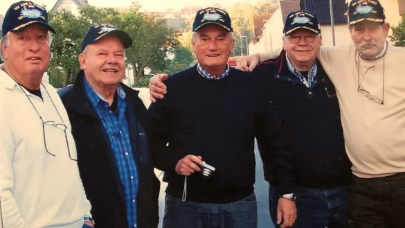 Das Foto zeigt einen Teil der Dienstagstruppe bei einer Hollandreise im Jahr 2013. Darauf zusehen sind Hans Spieker (von links), Rolf König, Lothar Arends, Rainer Wachtmann und André Leskiehn. Auf einen aktuellen Fototermin haben wir wegen der Pandemie verzichtet. - © Repro: Janet König