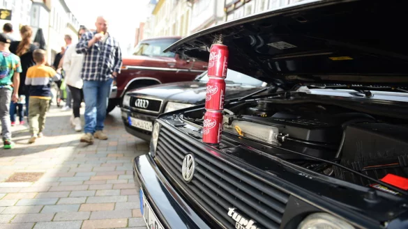 Sch&ouml;nes Wetter und viele Oldtimer lockten die Menschen in Scharen in die Innenstadt. - &copy; Nicole Ellerbrake
