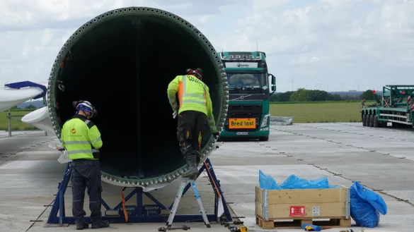 Technische Vorbereitung auf dem Lageplatz gegen&uuml;ber der Feuerwehr Vo&szlig;heide. Dort wurden die Rotorbl&auml;tter und die Einzelteile des Turms zwischengelagert. - &copy; Axel B&uuml;rger