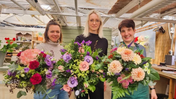 Die Leopoldshöher sind mit ihrem Einzelhandel mehr als zufrieden. Sicherlich auch, weil sich hin und wieder etwas tut. Erst vor wenigen Monaten übernahm Yvonne Gronemeyer (links) den Blumenladen auf der Höh'. Neben ihr stehen ihre Kolleginnen Kerstin Koch und Insa Graalmann. - © Kirsten Fuhrmann