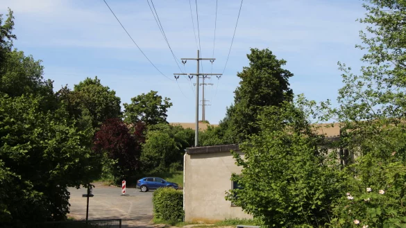 Diese Hochspannungsleitung - hier am Hohenhauser Freibad - wird demn&auml;chst abgebaut. Der Strom soll ab Ende 2024 durch Erdkabel flie&szlig;en. Die Leitung geh&ouml;rt den Stadtwerken Lippe-Weser. Sie f&uuml;hrt vom Umspannwerk Hohenhausen am Fassensteg &uuml;ber Echternhagen nach Westorf. - &copy; Jens Rademacher