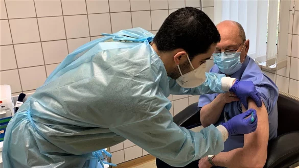 Dr. Alexey Tarasov, Chefarzt der Dr. Becker Brunnen-Klinik, ließ sich von Assistenzarzt Mohamed Isbaie gegen COVID-19 impfen. - © Bildrechte: Dr. Becker Klinikgruppe