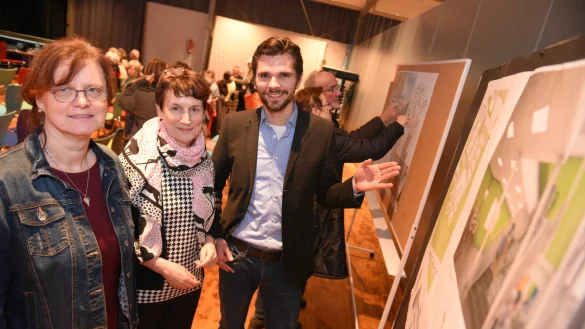 Die Pl&auml;ne werden pr&auml;sentiert von (von links) Projektleiterin Andrea Berger (Kreis Lippe), Schulleiterin Gudrun Laag und Goldbeck-Projektmanager Damian Grzonka. - &copy; Nicole Ellerbrake