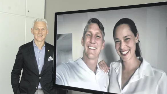 Video-Gru&szlig; von der Schweinsteigers: Unternehmenssprecher Marc Freyberg ist stolz auf die neue Markenstrategie von Brax - Leineweber GmbH & Co. KG. - &copy; Natalie Gottwald