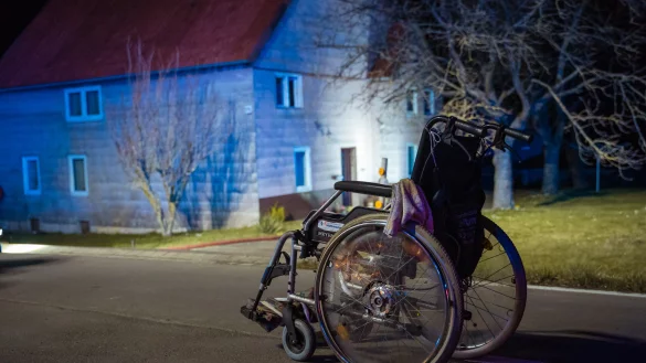 Zwei Polizeibeamte schoben die Frau in ihrem Rollstuhl durch den dicht verqualmten Flur ins Freie. - &copy; FreitagTV/Stock