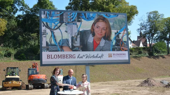 Kathrin Ridder, Klaus  Geise und Angela Josephs setzen die neue 73.000 Euro teure digitale Anzeigetafel im Vattipark in Gang. Auf 19 Folien werden G&auml;ste und Pendler &uuml;ber die wichtigsten Veranstaltungen, Bundesligaspiele der HSG und die historische Altstadt informiert. - &copy; Tanja Watermann