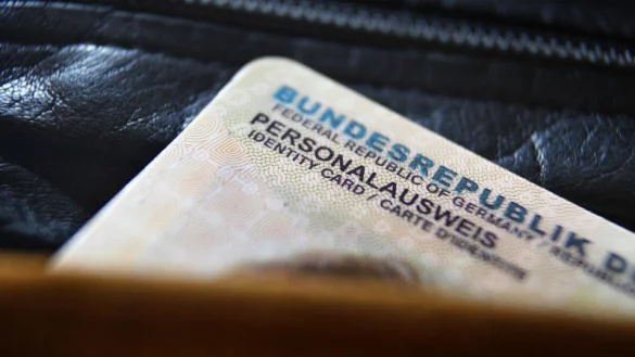 Deutscher Personalausweis: Bisher reicht ein Foto aus, bald soll der Fingerabdruck Pflicht werden. - © picture alliance