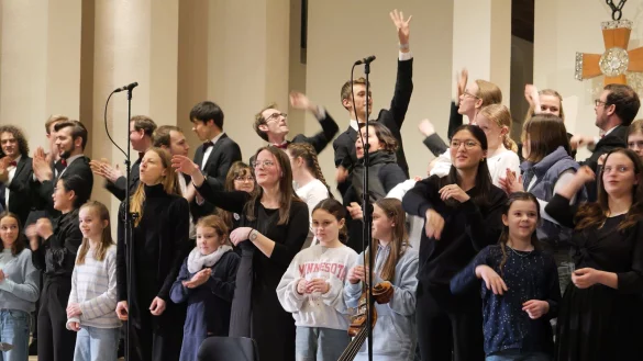 To The Hands. Mit dem beeindruckenden Stück "Hände" von Anne Kohler stehen Hände im Mittelpunkt des Geschehens. - © Thomas Krügler