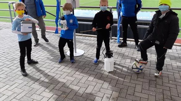 Fortuna Schlangen hat sich am Wochenende auf den Trainingsstart am Montag vorbereitet. Jugendobmann Detlef Baumeister (hinten links) und Marco Dornhof, Koordinator f&uuml;r Corona-Ma&szlig;nahmen bei Fortuna, erhielten Unterst&uuml;tzung von (von links) Mark (8), Finn (8), Paul (9) und Mika (8) vom F1-Team. - &copy; Dieter Vollmer