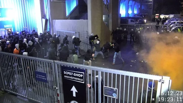 Gewaltbereite Fans von Hansa Rostock stürmten Ende 2023 die Benteler-Arena in Paderborn und randalierten. Dutzende Polizisten und Stadionmitarbeiter wurden verletzt. - © Polizei Paderborn