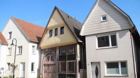 Das Haus in der Mitte hat schon bessere Tage gesehen. Solche Geb&auml;ude muss man nicht abrei&szlig;en. Das F&ouml;rderprogramm &bdquo;Jung kauft Alt" bietet Werkzeuge, mit denen potenzielle K&auml;ufer das Risiko absch&auml;tzen und einen Zuschuss zu den Kosten bekommen k&ouml;nnen. - &copy; Dieter Asbrock